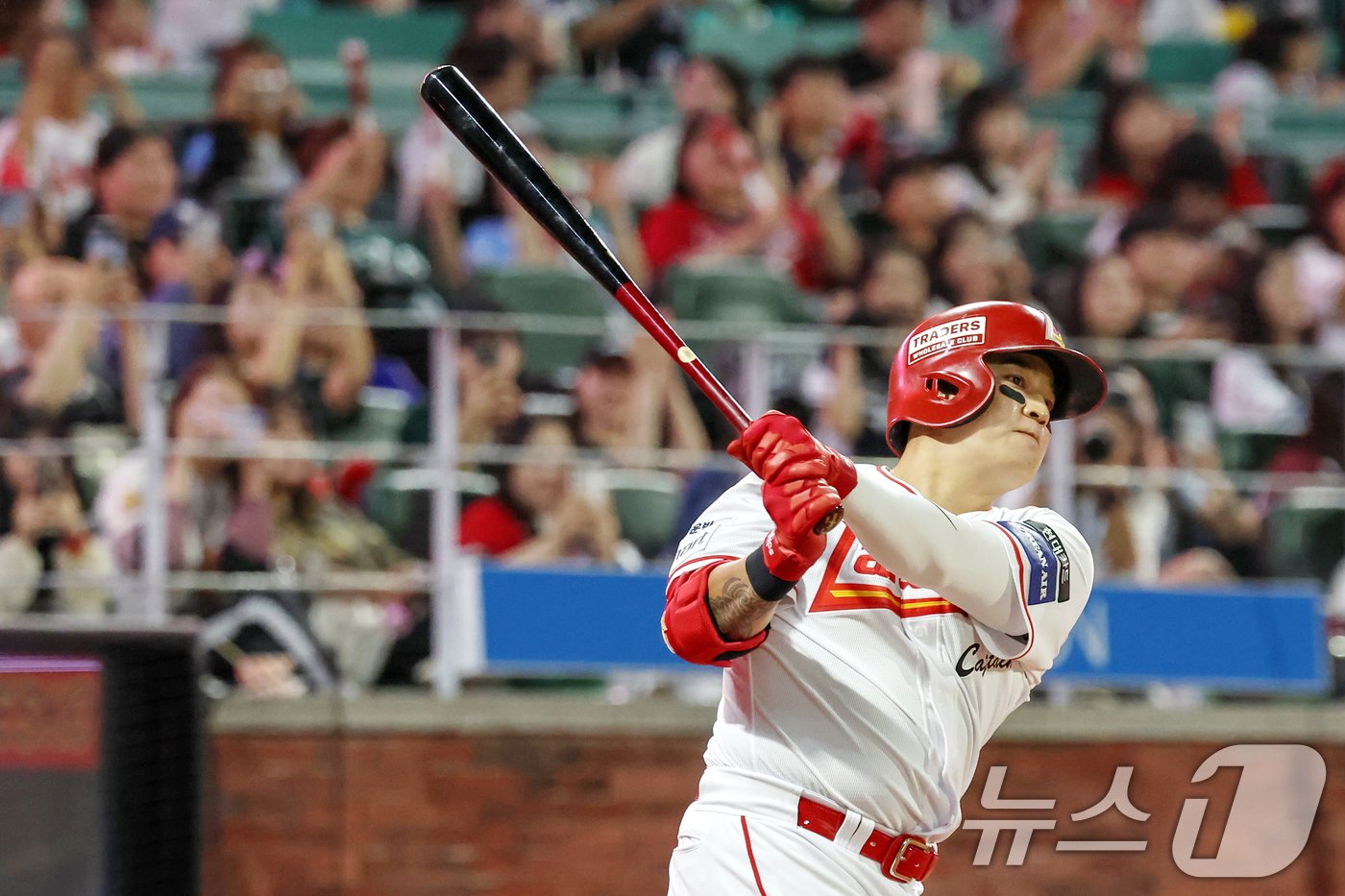 본문 이미지 - 30일 오후 인천 미추홀구 SSG 랜더스필드에서 열린 프로야구 '2024 신한 SOL Bank KBO리그' 키움 히어로즈와 SSG 랜더스의 경기 8회말 1사 주자 없는 상황에서 SSG 추신수가 정규시즌 마지막 타석에 들어서기 앞서 스윙 연습을 하고 있다. 2024.9.30/뉴스1 ⓒ News1 민경석 기자