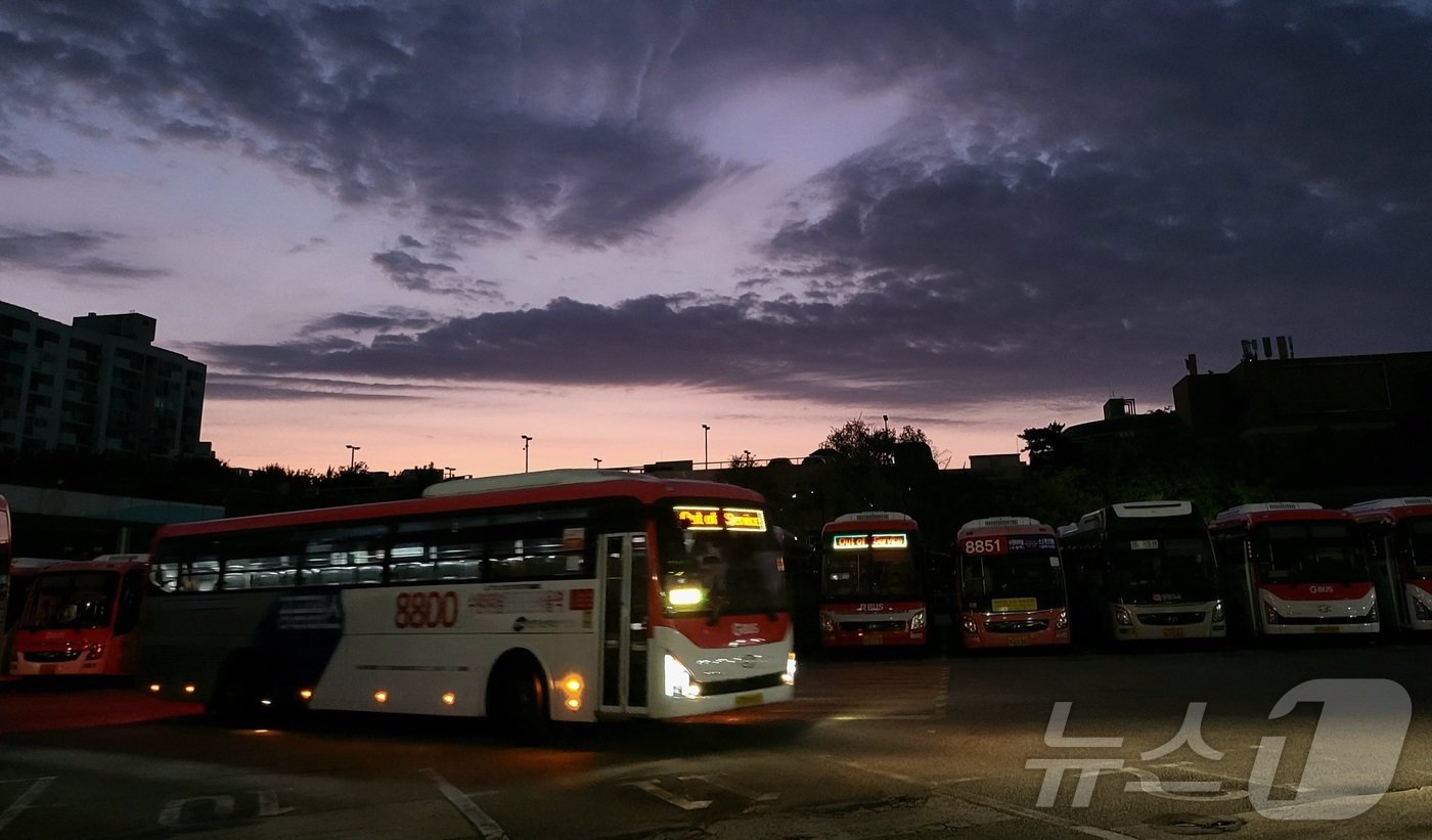 본문 이미지 - 총파업을 선언했던 경기지역 버스노조가 첫차시간 직전에 사측과 극적 타결을 이뤄내 파업을 철회했다. 4일 오전 수원 권선구 수원버스터미널에서 버스 노조가 전면 파업을 철회하고 전 노선 정상 운행을 하고 있다. 2024.9.4/뉴스1