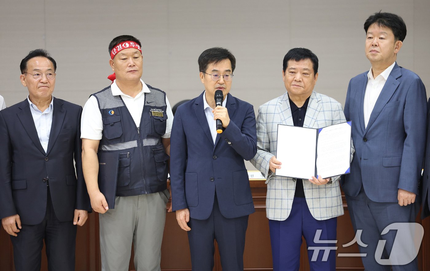 본문 이미지 - 김동연 경기도지사가 4일 오전 경기 수원시 경기지방노동위원회에서 밤샘 협상을 타결한 경기도 버스 노사 관계자들을 격려하고 있다. (경기도 제공) 2024.9.4/뉴스1