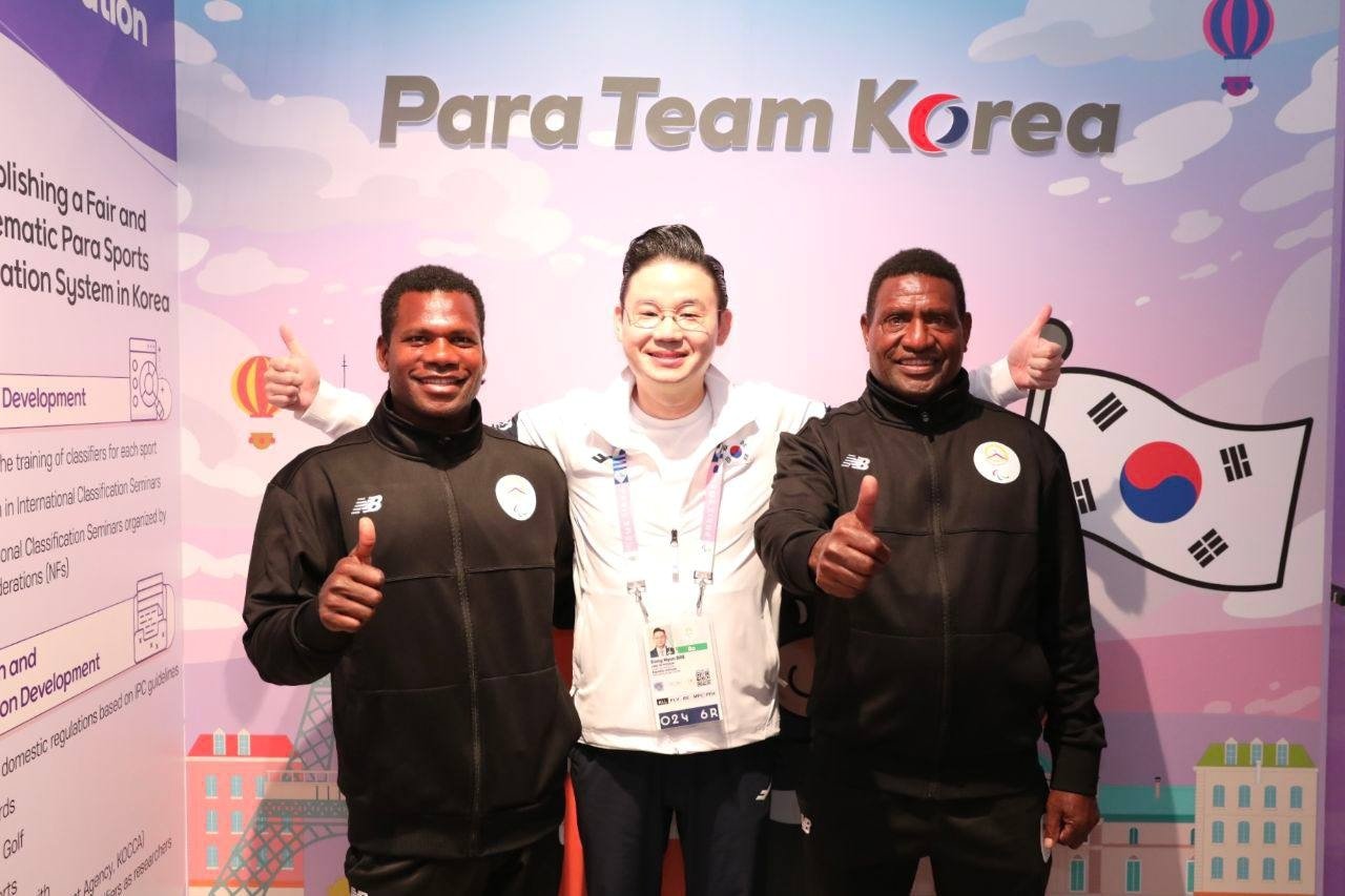 본문 이미지 - 파라 팀 코리아 하우스를 찾은 카후 켄(왼쪽)과 배동현 BDH재단 이사장(가운데).(대한장애인체육회 제공)