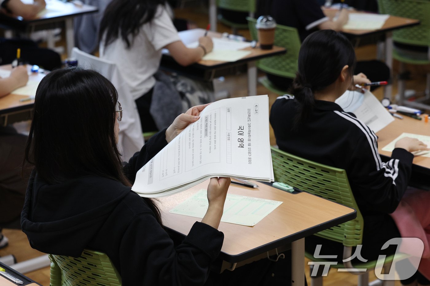본문 이미지 - 2025학년도 대학수학능력시험 9월 모의평가가 실시된 4일 오전 대구 수성구 동문고등학교 3학년 교실에서 수험생들이 문제지를 전달하고 있다. 2024.9.4/뉴스1 ⓒ News1 공정식 기자