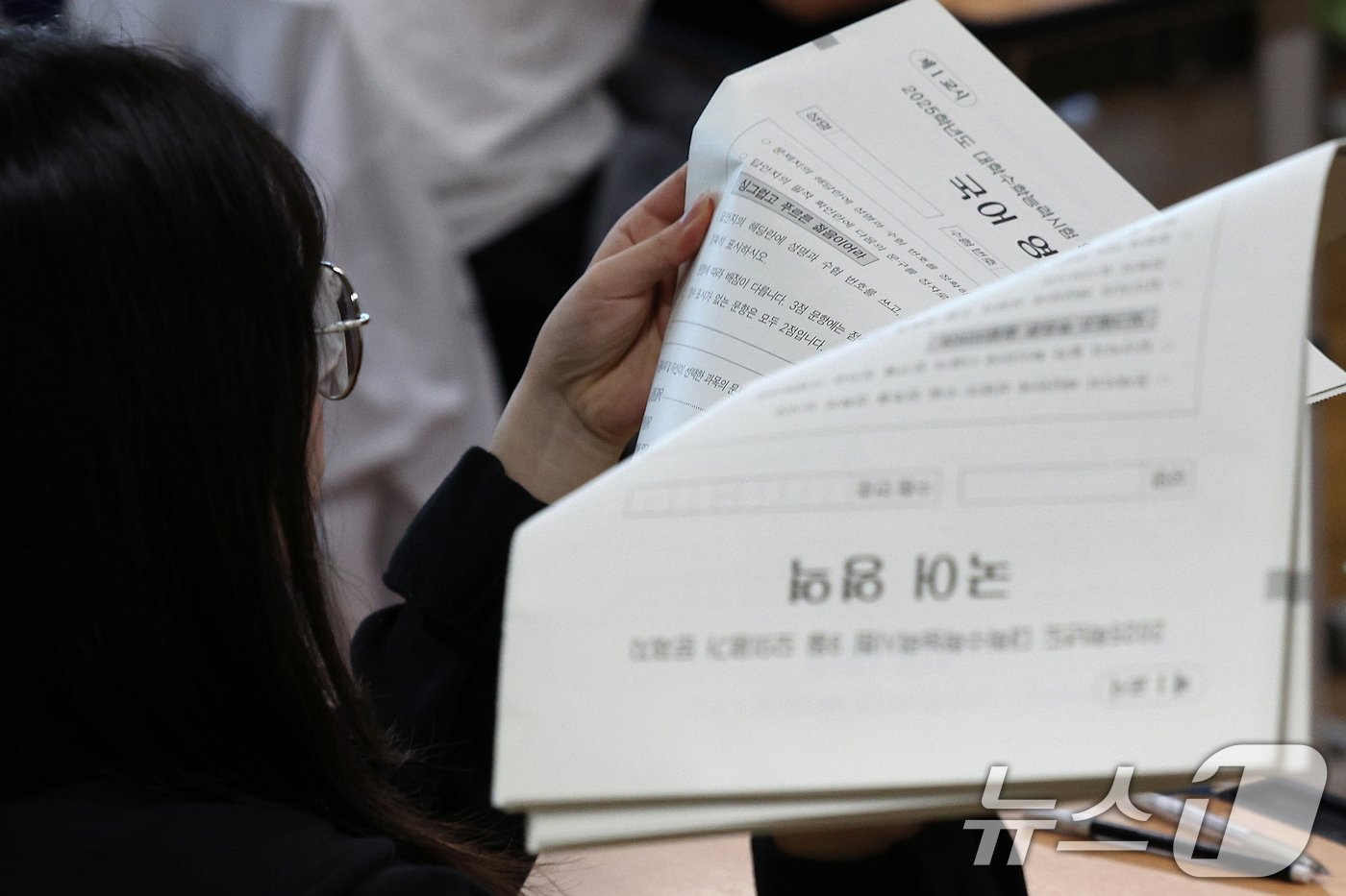 본문 이미지 - 2025학년도 대학수학능력시험 9월 모의평가가 실시된 4일 오전 대구 수성구 동문고등학교 3학년 교실에서 수험생들이 문제지를 전달하고 있다. 2024.9.4/뉴스1 ⓒ News1 공정식 기자