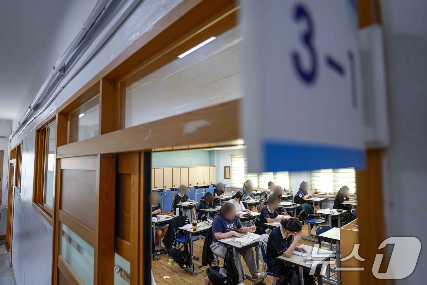 본문 이미지 - 4일 서울 영등포구 여의도여고에서 열린 '2025학년도 대학수학능력시험 9월 모의평가'에 앞서 수험생들이 시험준비를 하고 있다. 2024.9.4/뉴스1 ⓒ News1 사진공동취재단