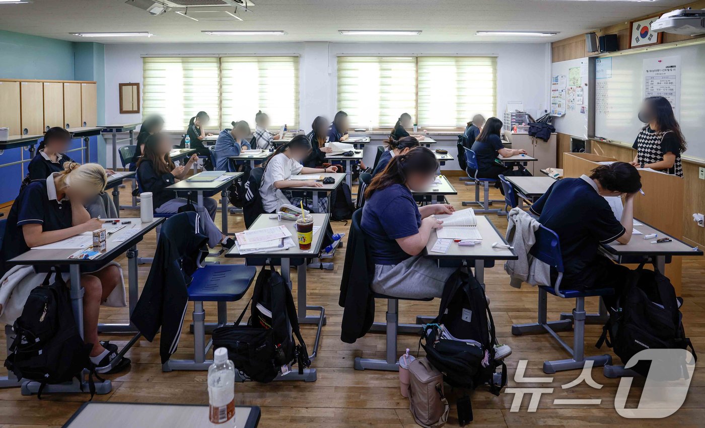 본문 이미지 - 4일 서울 영등포구 여의도여고에서 열린 '2025학년도 대학수학능력시험 9월 모의평가'에 앞서 수험생들이 시험준비를 하고 있다. 2024.9.4/뉴스1 ⓒ News1 사진공동취재단