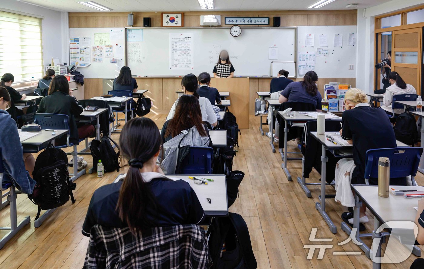 본문 이미지 - 4일 서울 영등포구 여의도여고에서 열린 '2025학년도 대학수학능력시험 9월 모의평가'에 앞서 수험생들이 시험준비를 하고 있다. 2024.9.4/뉴스1 ⓒ News1 사진공동취재단