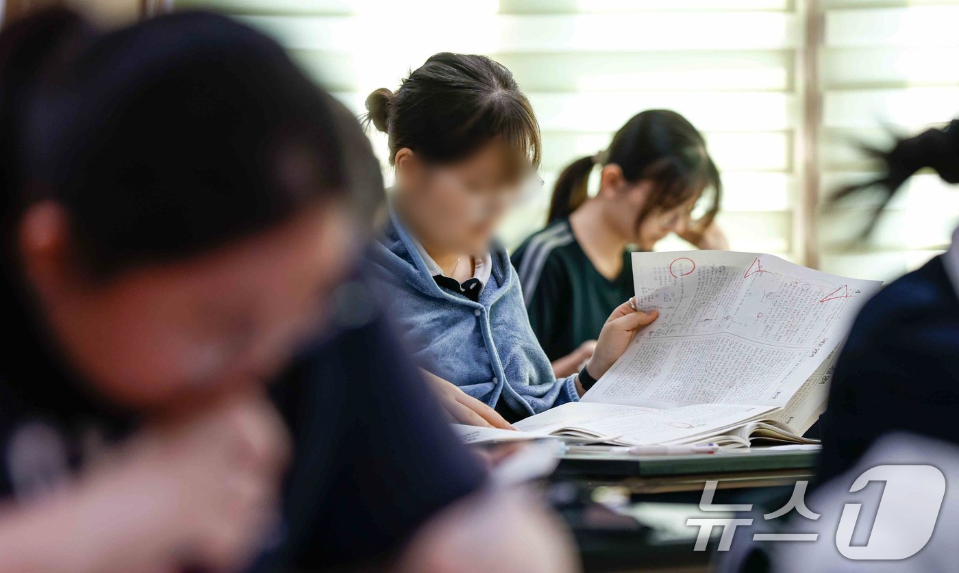 본문 이미지 - 4일 서울 영등포구 여의도여고에서 열린 '2025학년도 대학수학능력시험 9월 모의평가'에 앞서 수험생들이 시험준비를 하고 있다. 2024.9.4/뉴스1 ⓒ News1 사진공동취재단