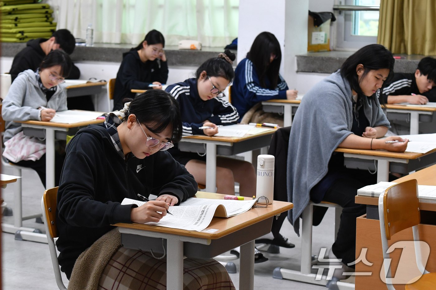본문 이미지 - 2025학년도 대학수학능력시험 9월 모의평가가 실시된 4일 오전 경북 포항시 영일고등학교 3학년 교실에서 수험생들이 시험을 치르고 있다. 2024.9.4/뉴스1 ⓒ News1 최창호 기자