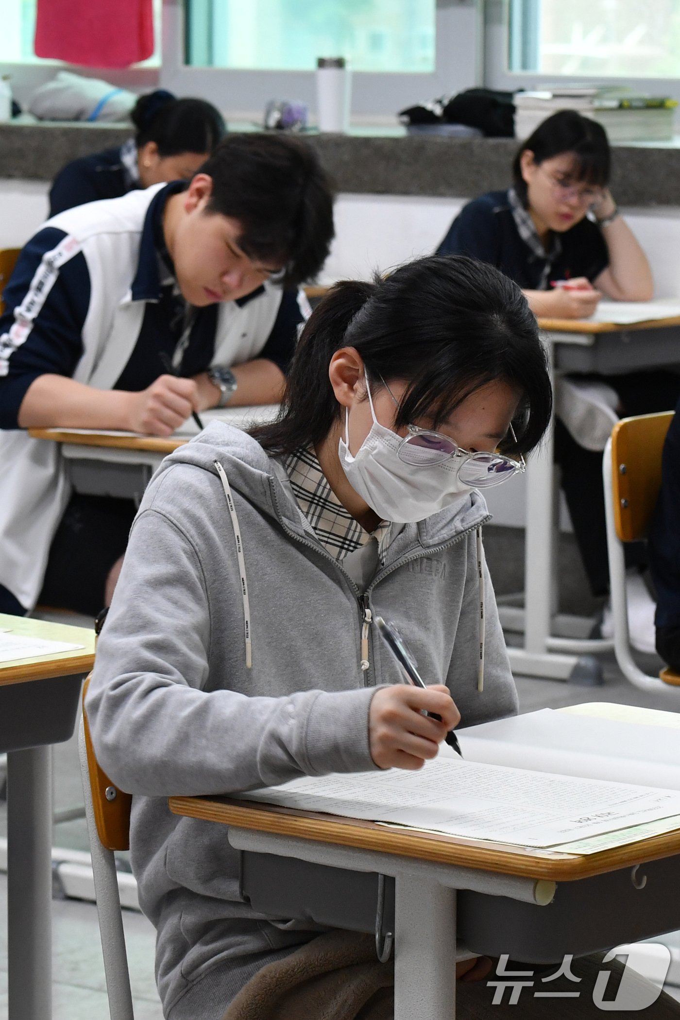 본문 이미지 - 2025학년도 대학수학능력시험 9월 모의평가가 실시된 4일 오전 경북 포항시 영일고등학교 3학년 교실에서 수험생들이 시험을 치르고 있다. 2024.9.4/뉴스1 ⓒ News1 최창호 기자