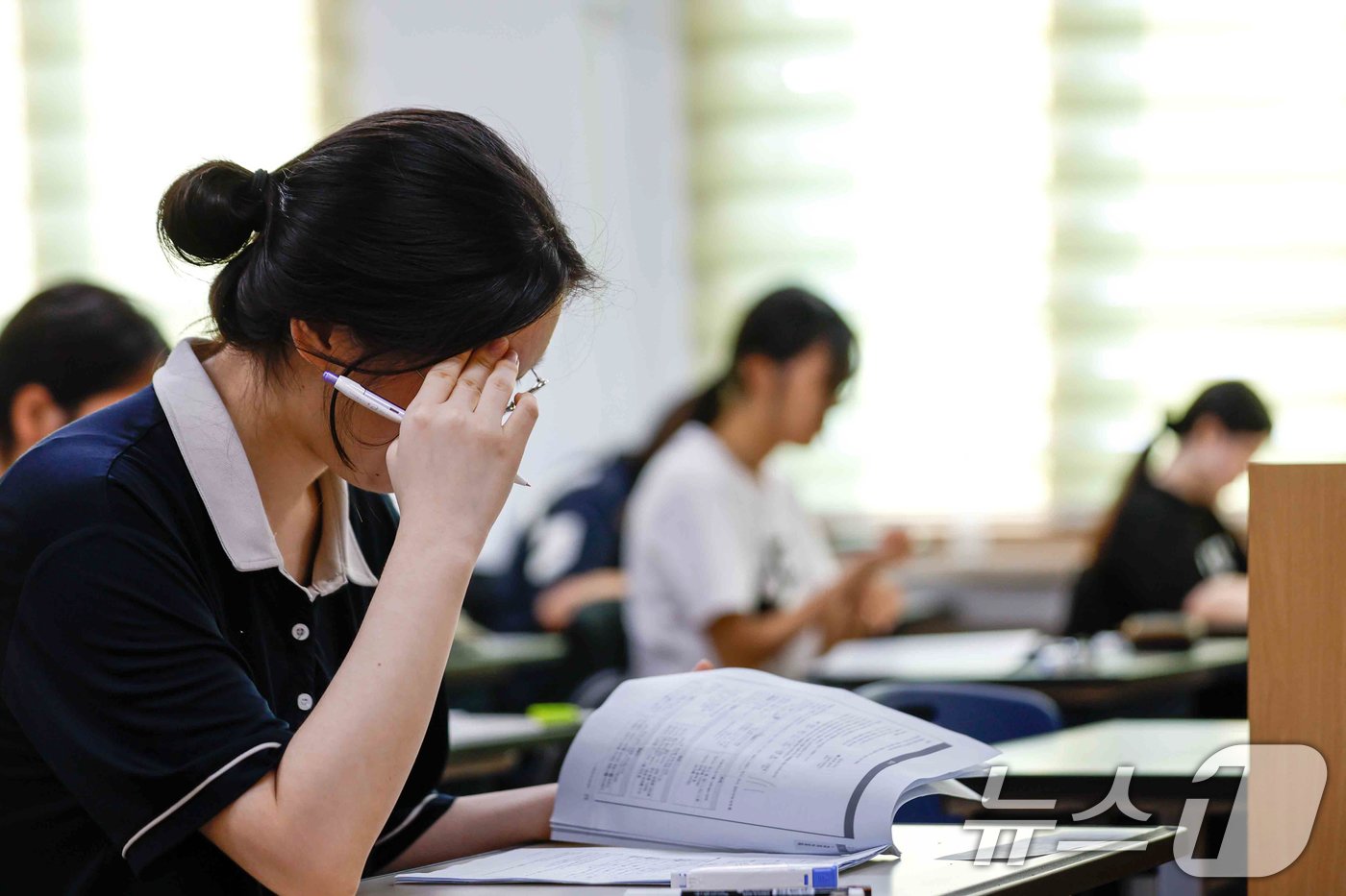 본문 이미지 - 4일 서울 영등포구 여의도여고에서 열린 '2025학년도 대학수학능력시험 9월 모의평가'에 앞서 수험생들이 시험준비를 하고 있다. 2024.9.4/뉴스1 ⓒ News1 사진공동취재단