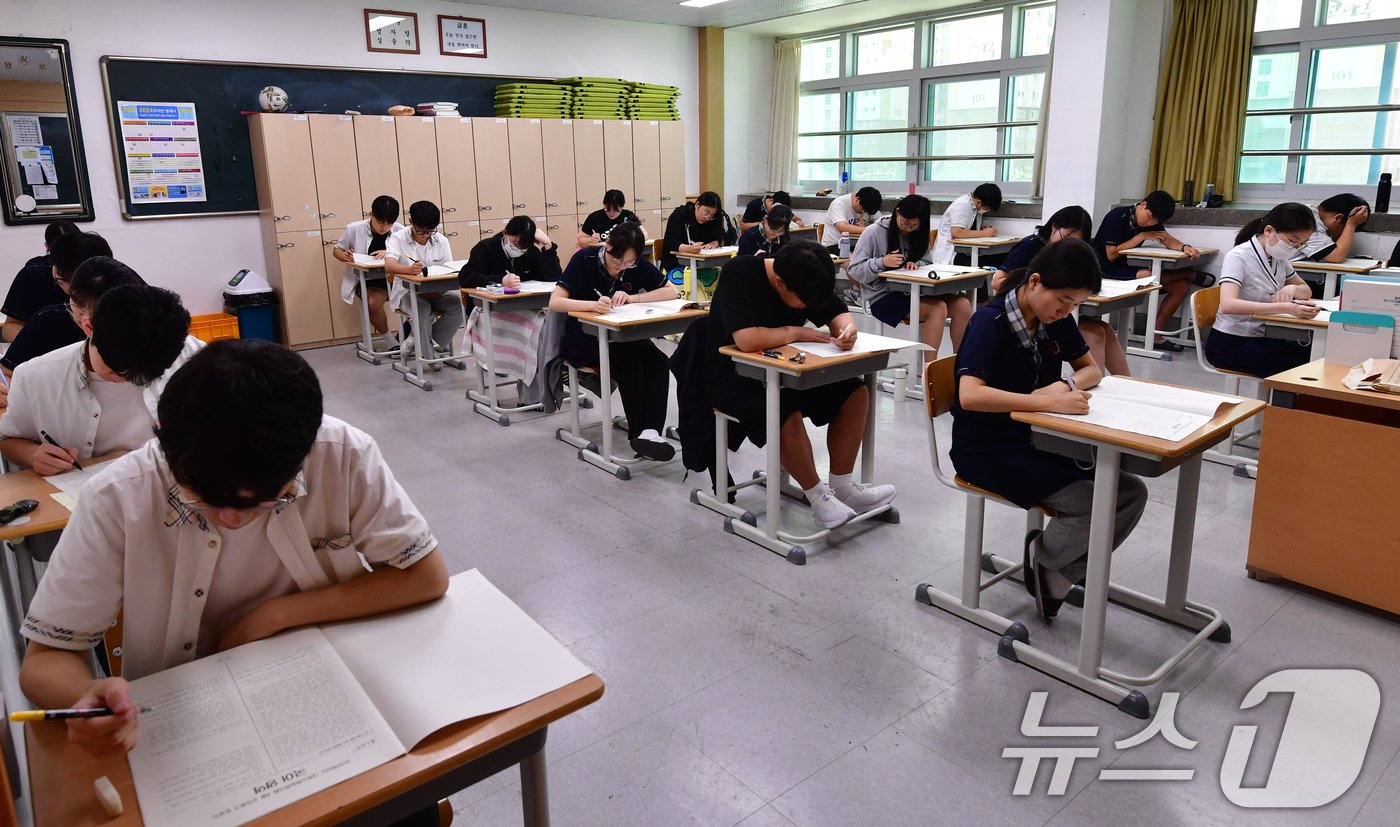 본문 이미지 - 2025학년도 대학수학능력시험 9월 모의평가가 실시된 4일 오전 경북 포항시 영일고등학교 3학년 교실에서 수험생들이 시험을 치르고 있다. 2024.9.4/뉴스1 ⓒ News1 최창호 기자