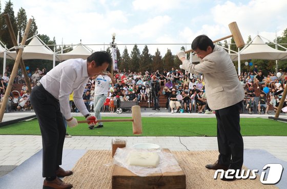 지난해 열린 2023청주시민화합 백중놀이 행사에서 떡메치기가 진행되고 있다. /뉴스1 ⓒ News1 김용빈 기자