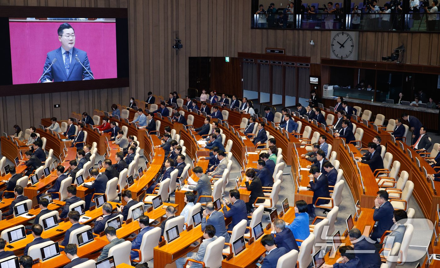 본문 이미지 - 박찬대 더불어민주당 원내대표가 4일 오전 서울 여의도 국회 본회의장에서 교섭단체 대표 연설을 하는 가운데 국민의힘 의원들이 이를 듣고 있다. 2024.9.4/뉴스1 ⓒ News1 안은나 기자