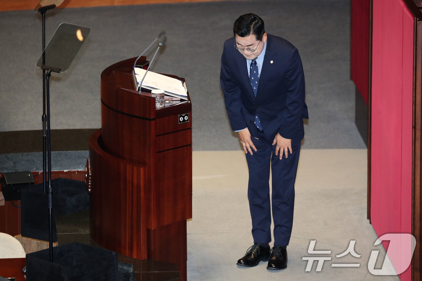 박찬대 더불어민주당 원내대표가 4일 오전 서울 여의도 국회 본회의장에서 22대 국회 첫 교섭단체 대표연설을 하기 앞서 인사하고 있다. 2024.9.4/뉴스1 ⓒ News1 이광호 기자