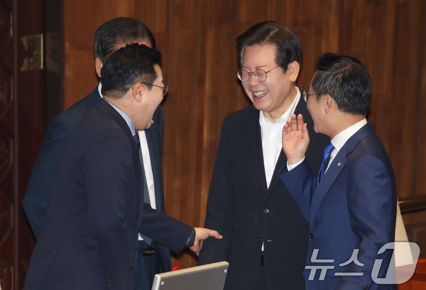 본문 이미지 - 이재명 더불어민주당 대표와 박찬대 원내대표, 박성준 원내수석부대표, 정청래 의원이 4일 오전 서울 여의도 국회에서 열린 본회의에서 대화하고 있다. 2024.9.4/뉴스1 ⓒ News1 이광호 기자