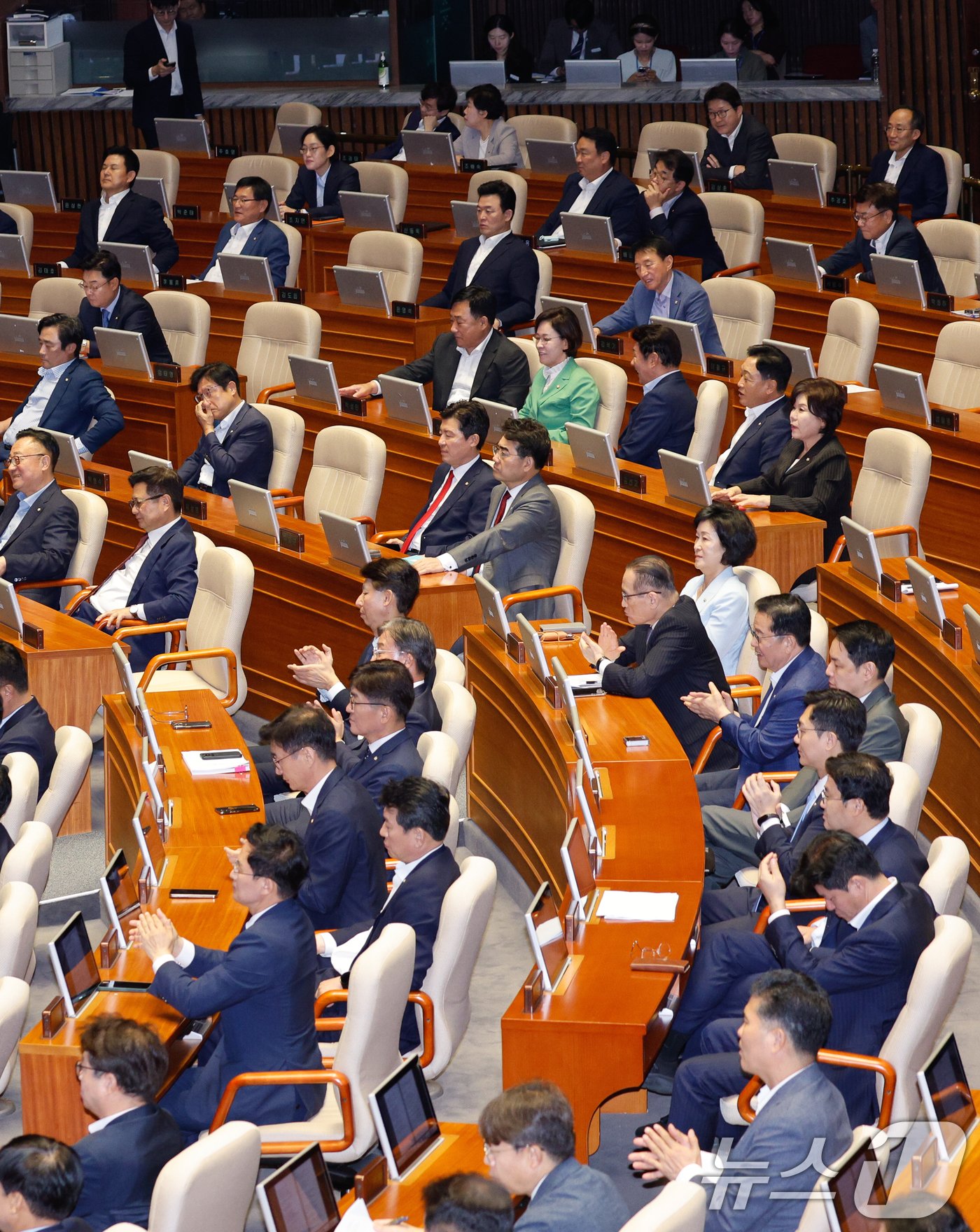 박찬대 더불어민주당 원내대표가 4일 오전 서울 여의도 국회 본회의장에서 교섭단체 대표 연설을 하는 가운데 야당 의원들이 손뼉치고 있다. 2024.9.4/뉴스1 ⓒ News1 안은나 기자