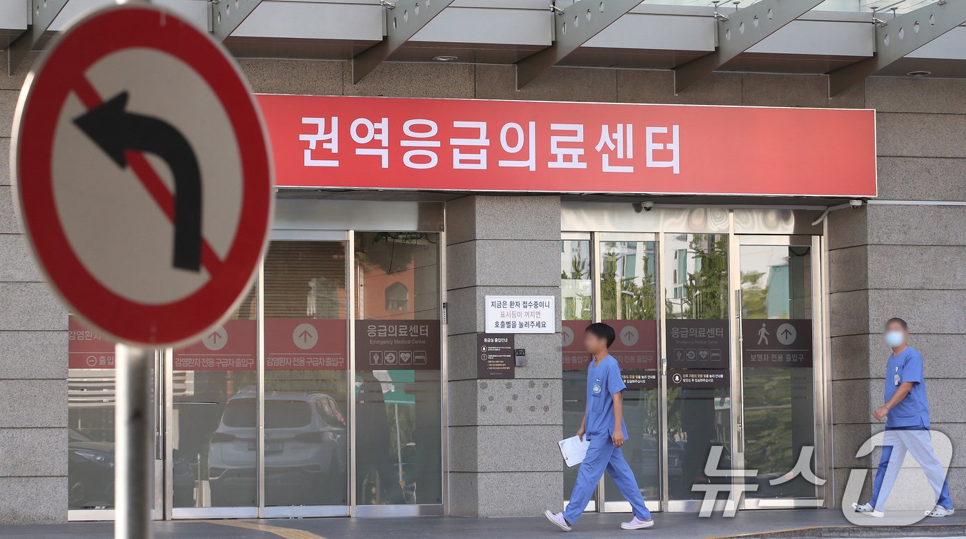 본문 이미지 - 서울 양천구 목동 이대목동병원 권역응급의료센터 앞으로 의료진이 지나고 있다. 2024.9.4/뉴스1 ⓒ News1 임세영 기자