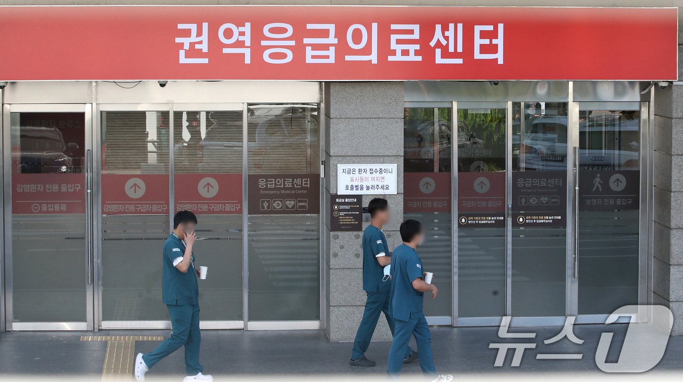 서울 양천구 목동 이대목동병원 권역응급의료센터 앞으로 의료진이 지나고 있다.  2024.9.4/뉴스1 ⓒ News1 임세영 기자