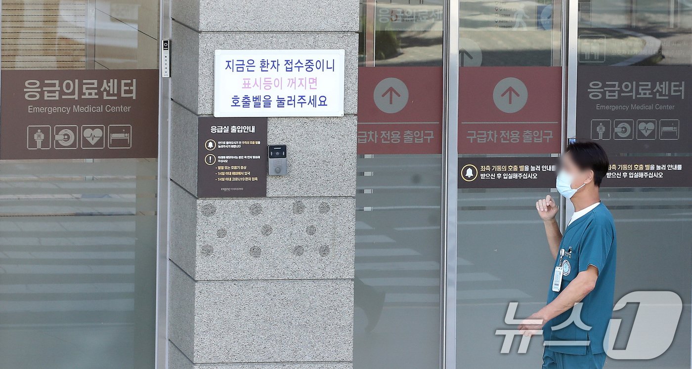 본문 이미지 - 의사 부족에 따른 응급실 의료대란에 정부가 군의관을 파견하기로 한 4일 오전 서울 양천구 목동 이대목동병원 권역응급의료센터 앞으로 의료진이 지나고 있다.  2024.9.4/뉴스1 ⓒ News1 임세영 기자