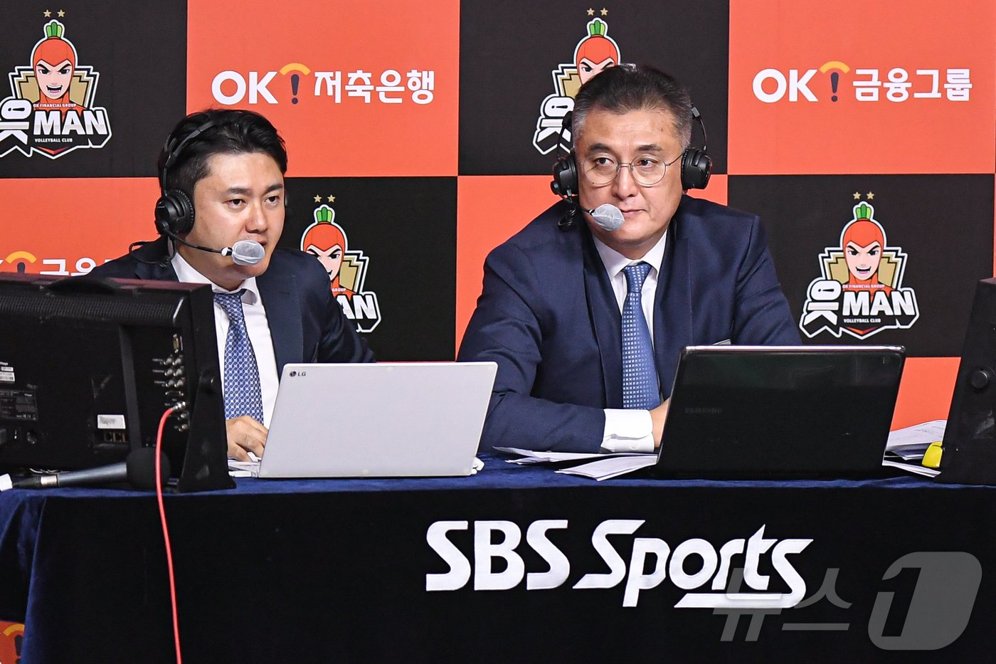 본문 이미지 - 최천식 인하대 감독(오른쪽). (한국배구연맹 제공)