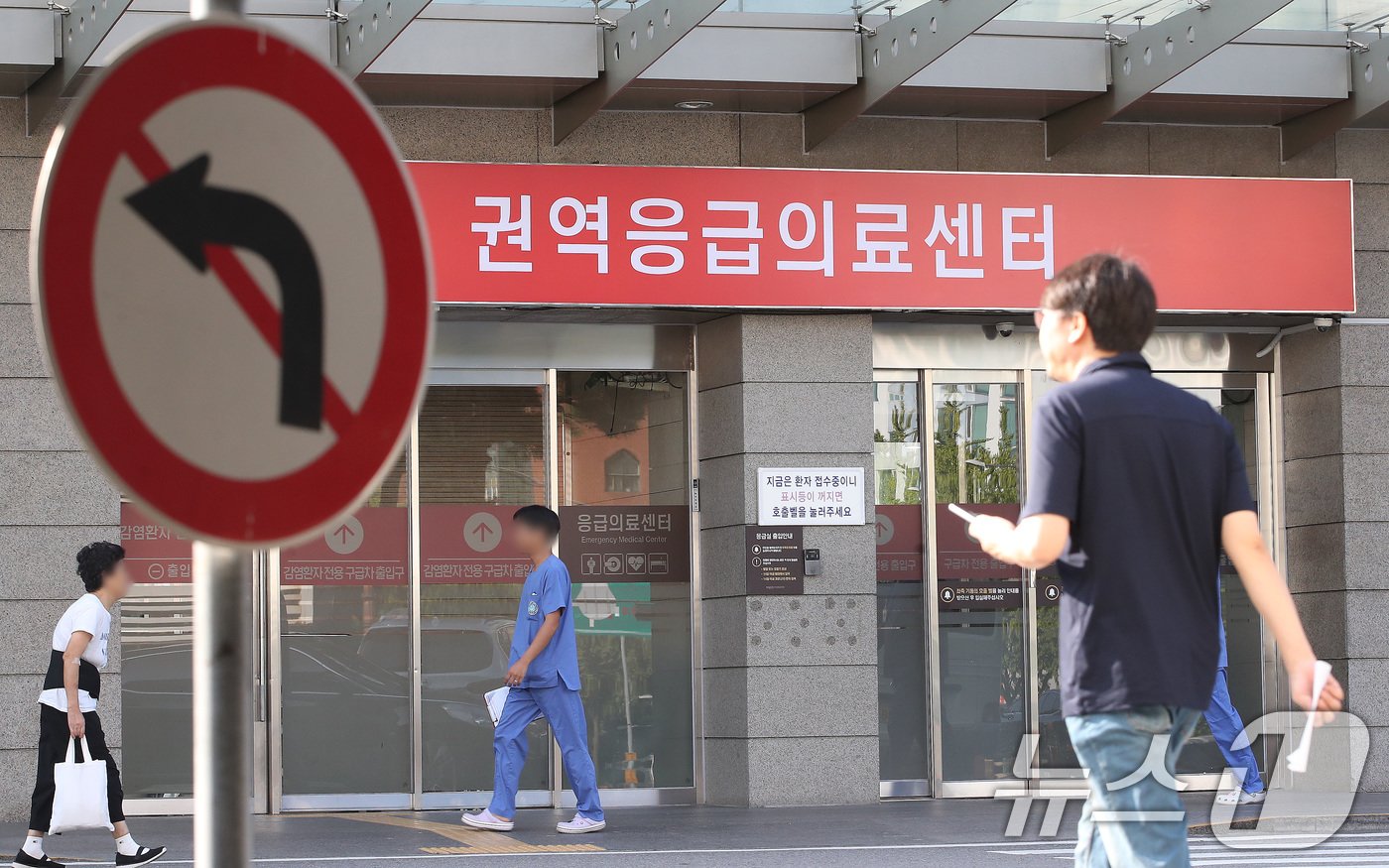 4일 오전 서울 양천구 목동 이대목동병원 권역응급의료센터 앞으로 의료진이 지나고 있다. 2024.9.4/뉴스1 ⓒ News1 임세영 기자