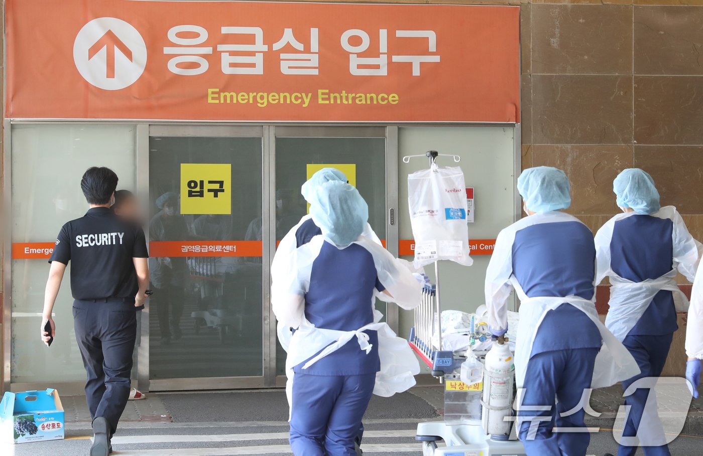 본문 이미지 - 4일 경기 수원시 영통구 아주대학교병원 응급실 앞으로 의료진이 지나가고 있다.  2024.9.4/뉴스1 ⓒ News1 김영운 기자