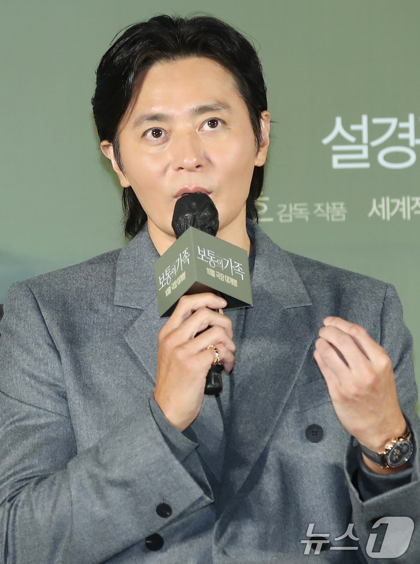 (서울=뉴스1) 권현진 기자 = 배우 장동건이 4일 서울 광진구 건대 롯데시네마에서 열린 영화 '보통의 가족'(감독 허진호) 제작보고회에서 캐릭터 설명을 하고 있다.'보통의 가족' …