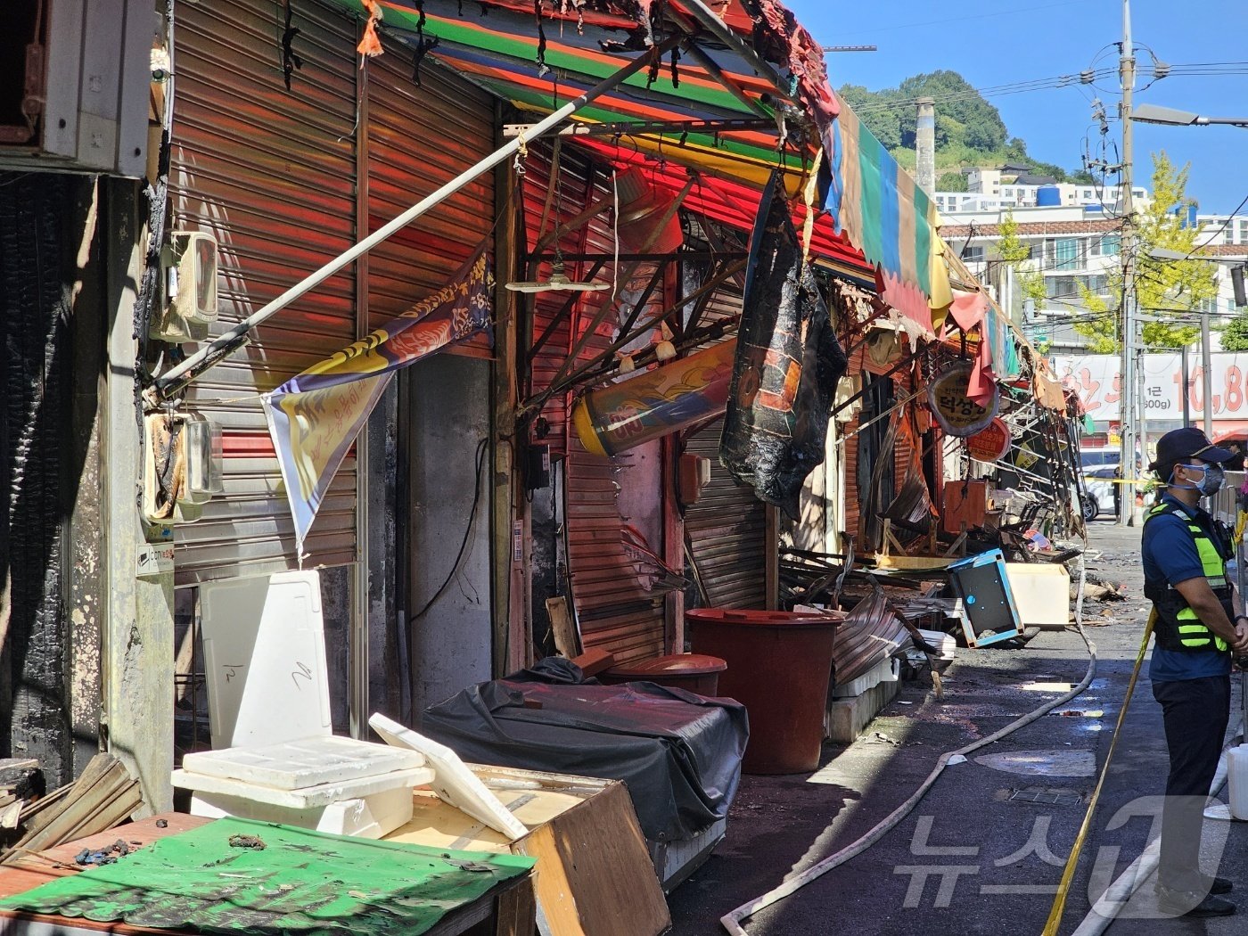 본문 이미지 - 3일 밤 화재로 인해 피해를 입은 마산어시장 청과시장 점포. 2024.9.4 ⓒ 뉴스1 박민석 기자