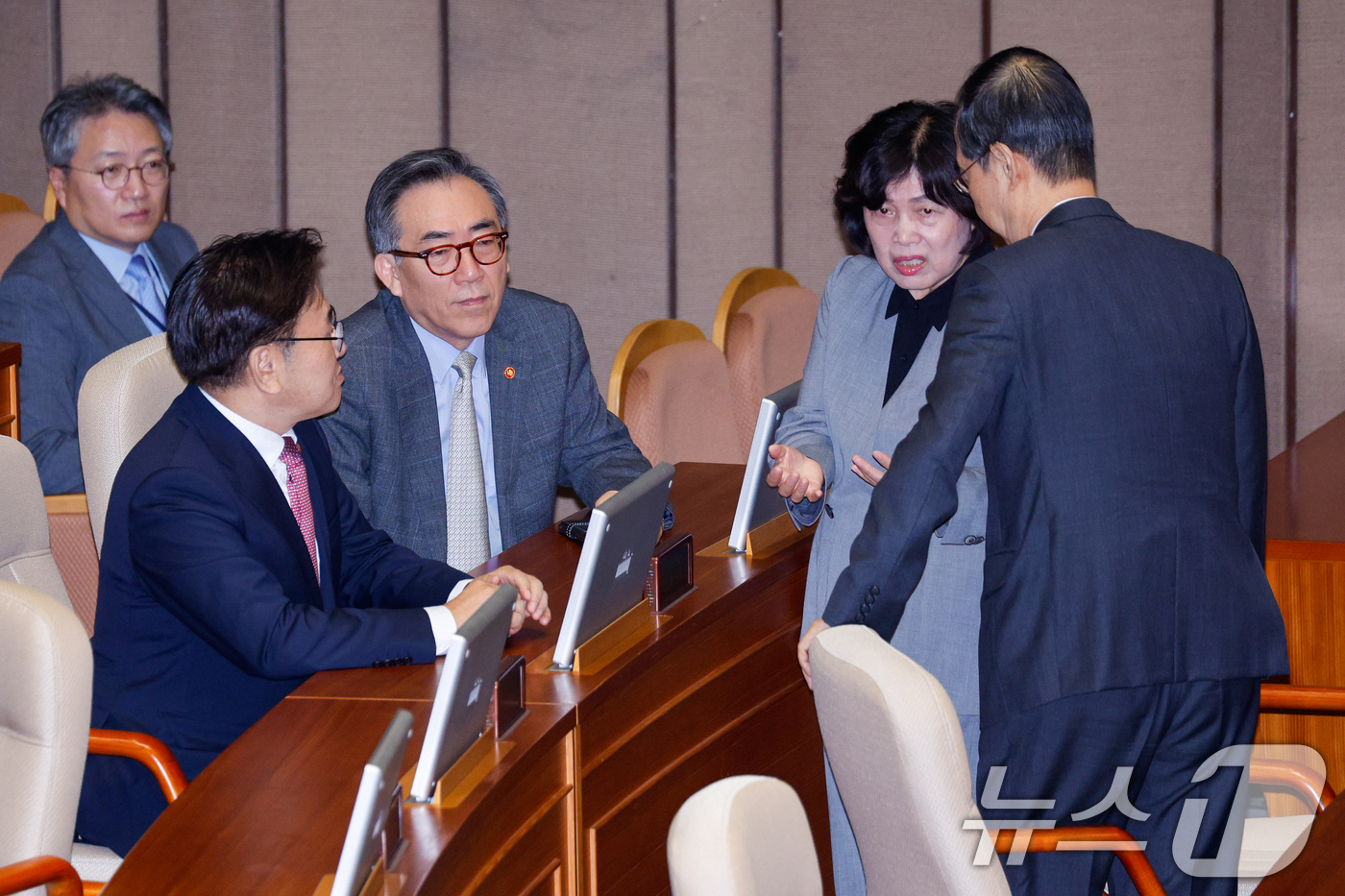 (서울=뉴스1) 안은나 기자 = 한덕수 국무총리와 강정애 국가보훈부 장관, 조태열 외교부 장관이 4일 오전 서울 여의도 국회 본회의장에서 박찬대 더불어민주당 원내대표의 교섭단체 대 …