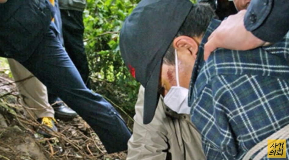 본문 이미지 - (현장 검증중인 범인 김수길, '사건 의뢰' 갈무리)