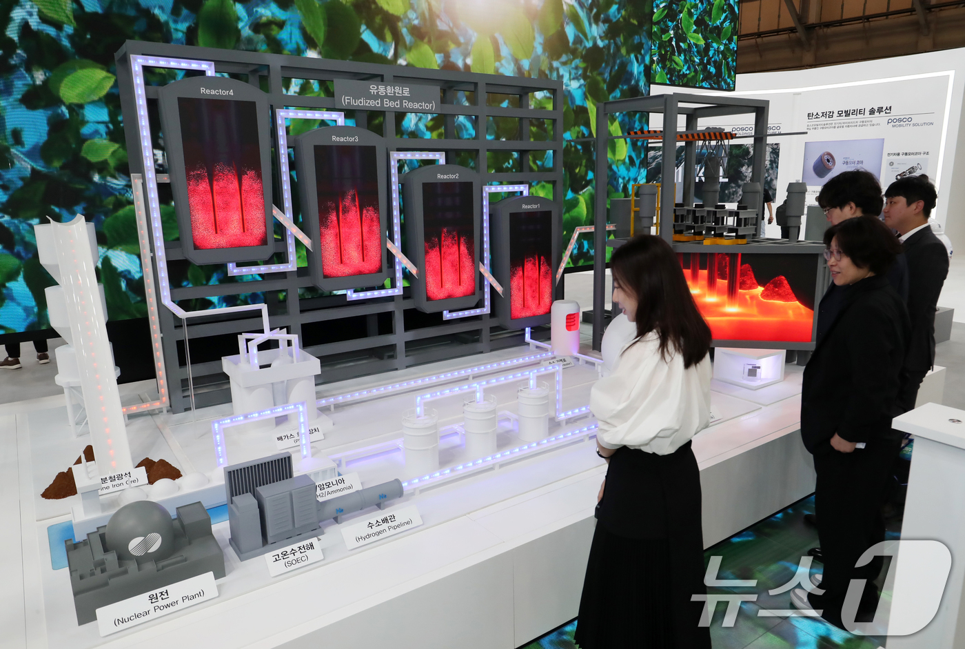 (부산=뉴스1) 윤일지 기자 = 4일 부산 해운대구 벡스코 제1전시장에서 열린 '2024 기후산업국제박람회'에서 관람객들이 포스코그룹 부스를 찾아 하이렉스(HyREX) 모형을 살펴 …