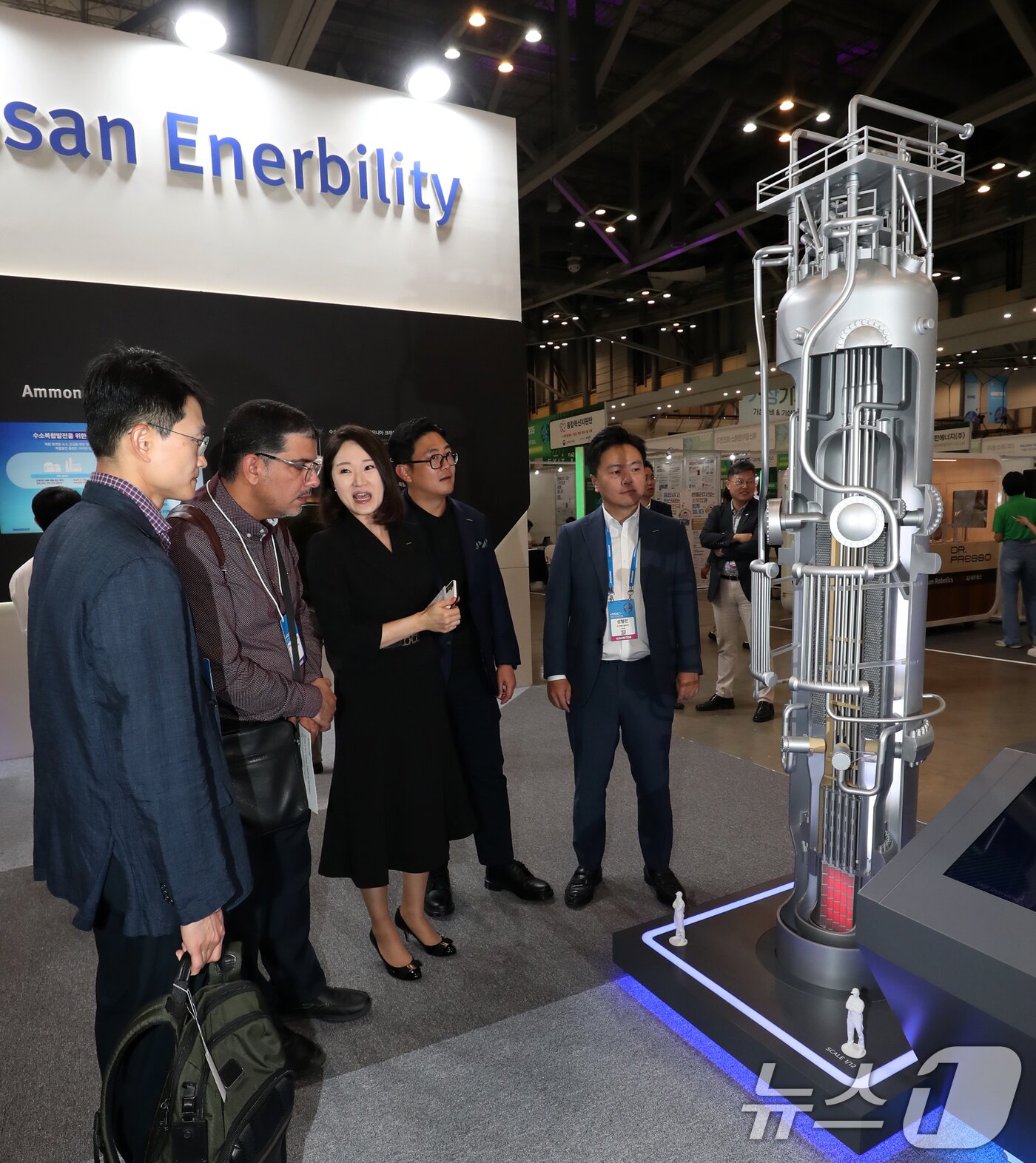 본문 이미지 - '2024 기후산업국제박람회'에서 관람객들이 두산에너빌리티 부스를 찾아 소형모듈원자로(SMR) 모형을 둘러보고 있다.(사진은 기사 내용과 관계없음) 2024.9.4/뉴스1 ⓒ News1 윤일지 기자