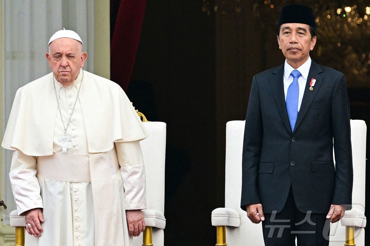 (자카르타 AFP=뉴스1) 유수연 기자 = 4일(현지시간) 자카르타 대통령궁에서 열린 프란치스코 교황의 영접식에서 조코 위도도 인도네시아 대통령(오른쪽)이 교황을 맞이하고 있다. …