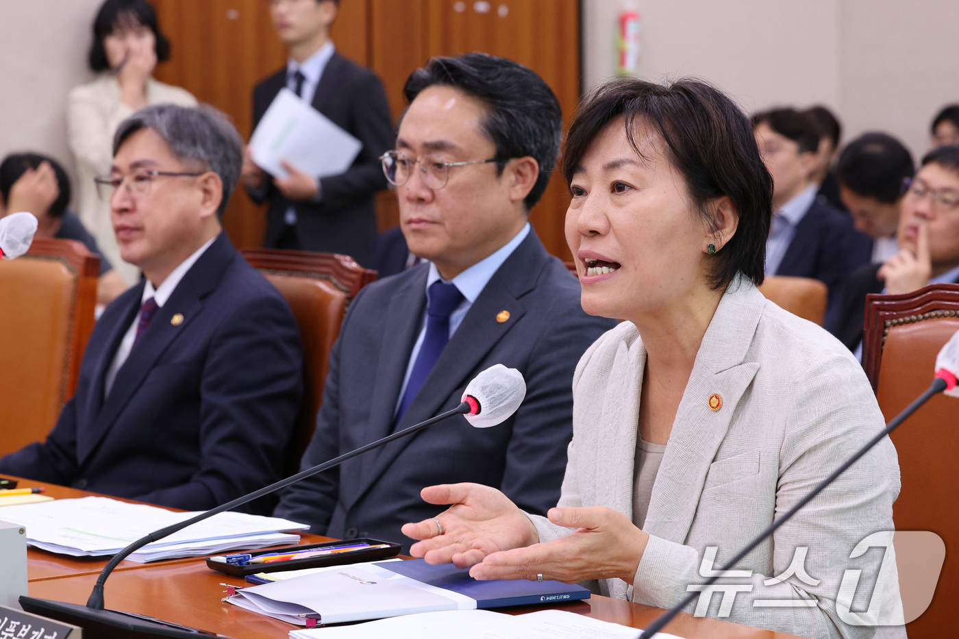 (서울=뉴스1) 신웅수 기자 = 송미령 농림축산식품부 장관이 4일 오전 서울 여의도 국회에서 열린 농림축산식품해양수산위원회 전체회의에서 의원들의 질의에 답변하고 있다. 2024.9 …