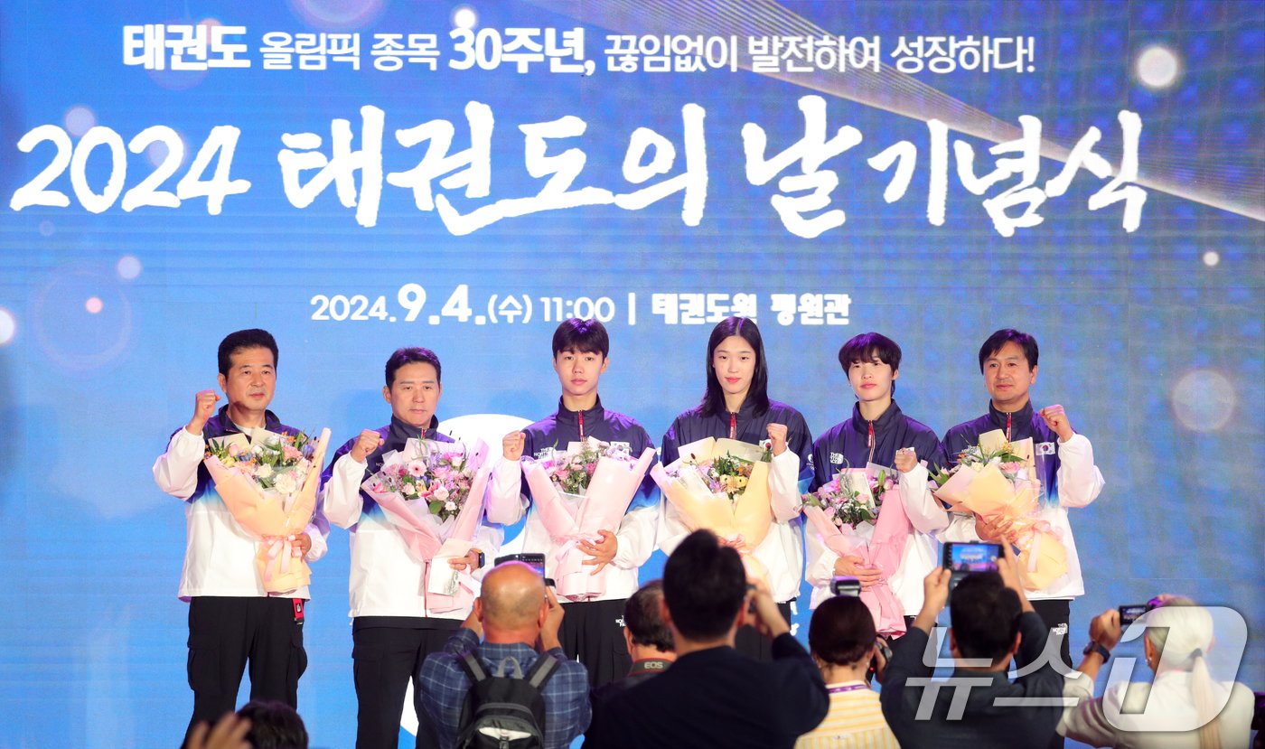 본문 이미지 - 2024 태권도의 날 기념식이 열린 4일 전북자치도 무주군 태권도원에서 파리올림픽 선수단이 꽃다발을 받고 기념촬영을 하고 있다. 2024.9.4/뉴스1 ⓒ News1 유경석 기자