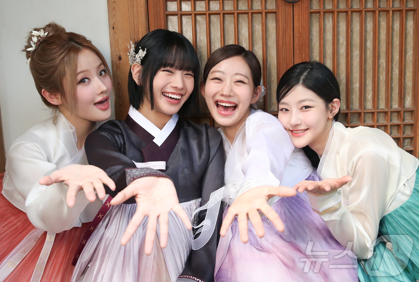 본문 이미지 - 그룹 키스오브라이프 벨(왼쪽부터)과 나띠, 쥴리, 하늘이 서울 뉴스1 인근에서 한복을 곱게 차려 입고 한가위 인사를 전하고 있다. ⓒ News1 권현진 기자