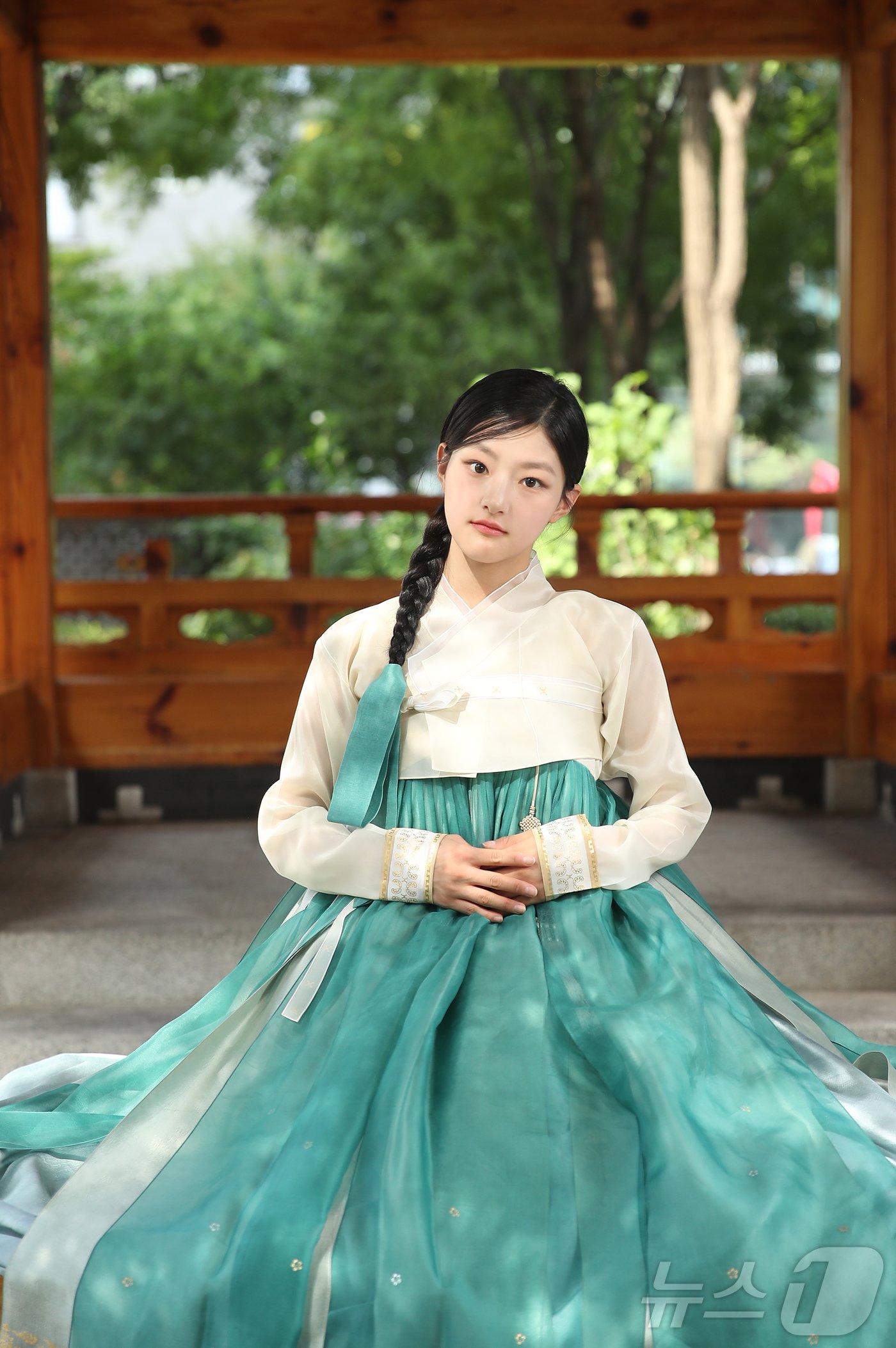 본문 이미지 - 그룹 키스오브라이프 하늘이 서울 뉴스1 인근에서 한복을 곱게 차려 입고 한가위 인사를 전하고 있다. ⓒ News1 권현진 기자