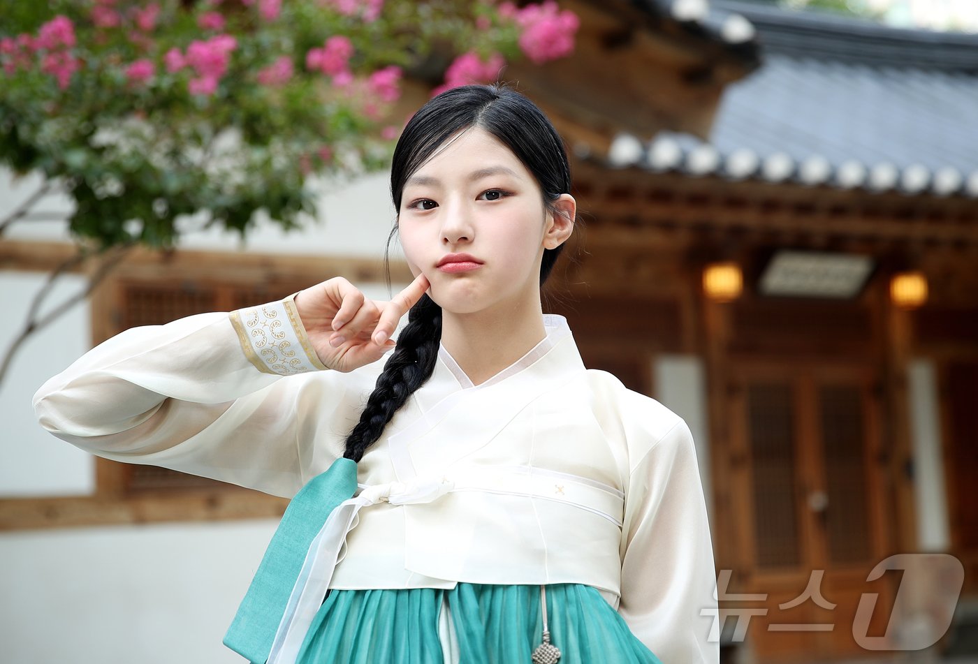 본문 이미지 - 그룹 키스오브라이프 하늘이 3일 서울 뉴스1 인근에서 한복을 곱게 차려 입고 귀여운 볼 콕 포즈로 시선을 사로잡고 있다. ⓒ News1 권현진 기자