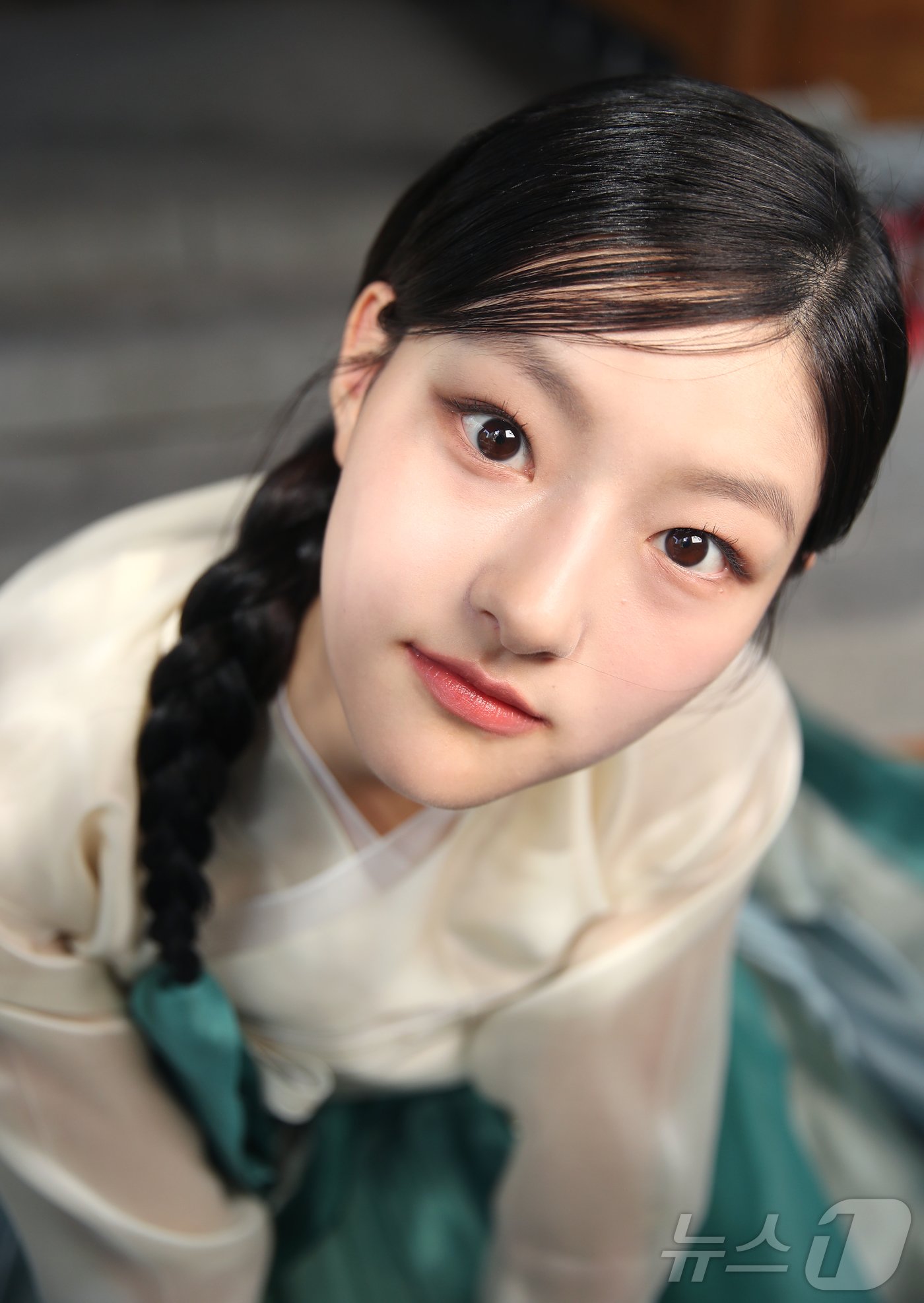 본문 이미지 - 그룹 키스오브라이프 하늘이 서울 뉴스1 인근에서 한복을 곱게 차려 입고 포즈를 취하고 있다. ⓒ News1 권현진 기자