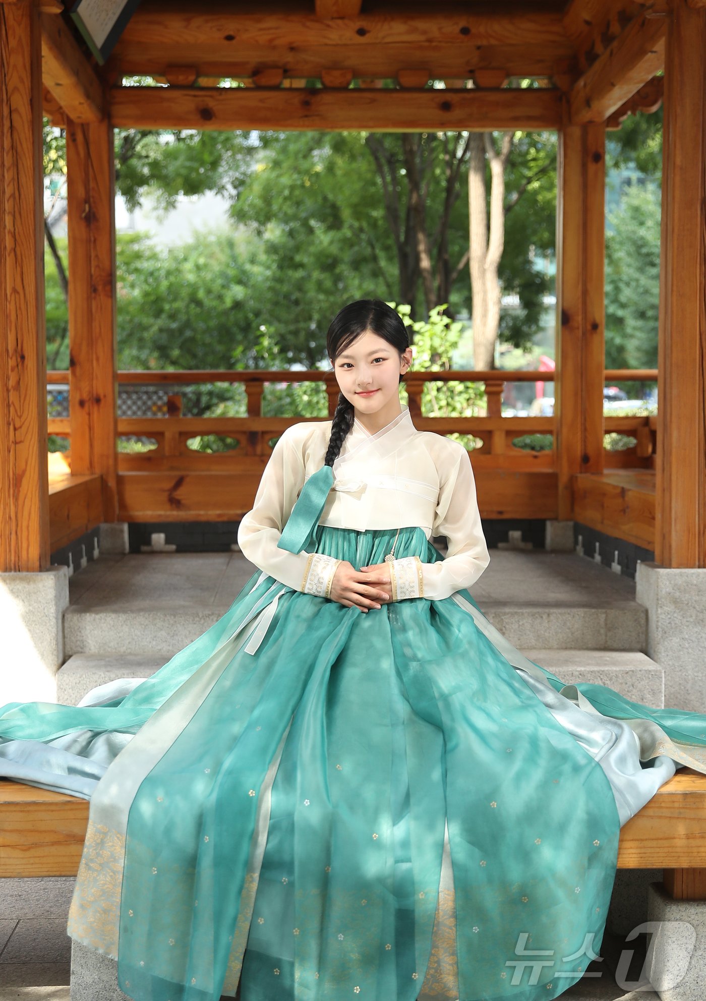 본문 이미지 - 그룹 키스오브라이프 하늘이 서울 뉴스1 인근에서 고운 한복 자태를 뽐내고 있다. ⓒ News1 권현진 기자