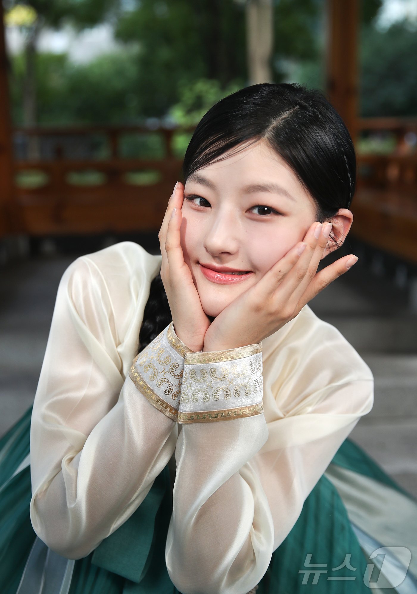 본문 이미지 - 그룹 키스오브라이프 하늘이 서울 뉴스1 인근에서 한복을 곱게 차려 입고 예쁜 미소로 한가위 인사를 전하고 있다. ⓒ News1 권현진 기자