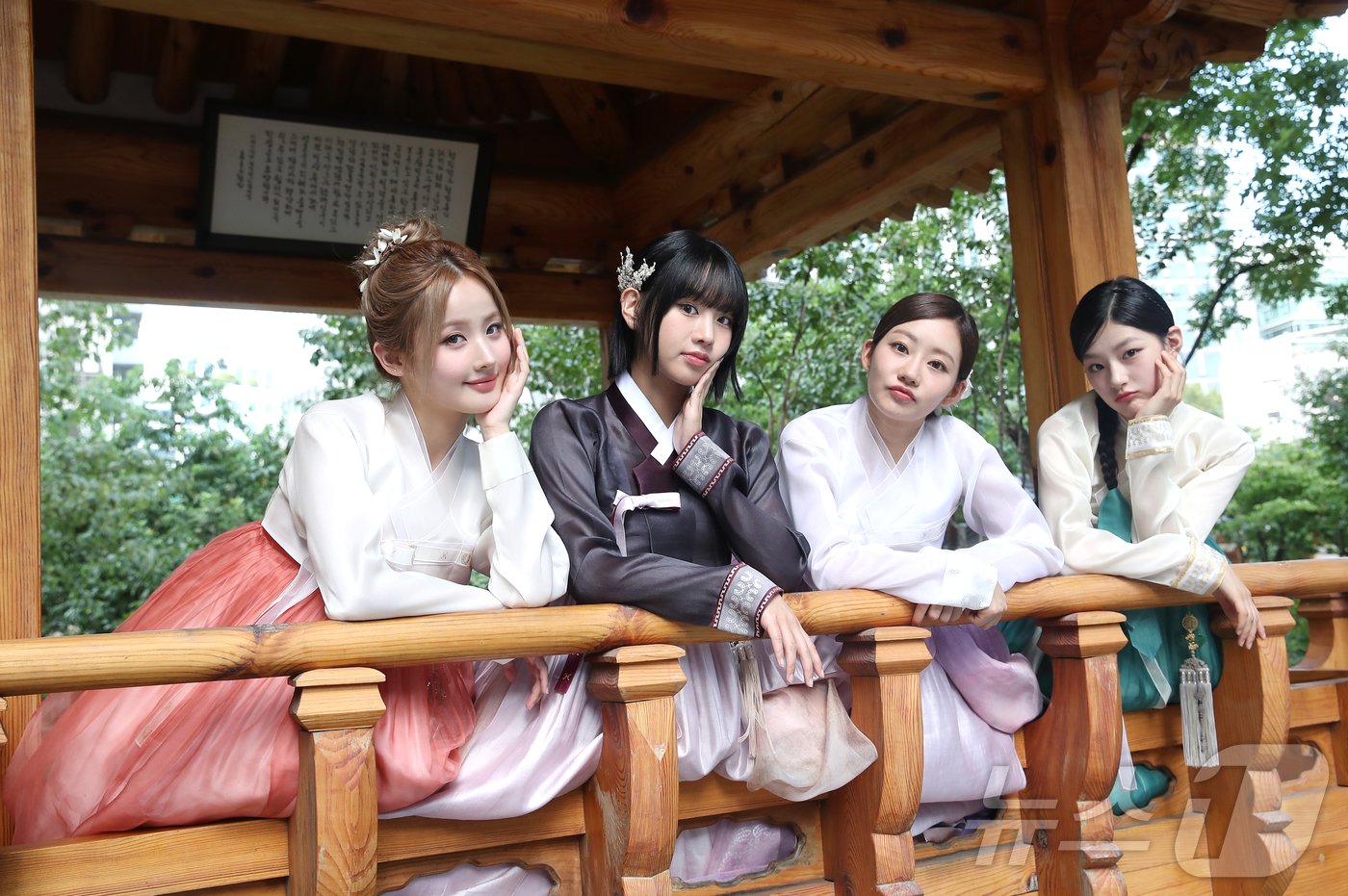 본문 이미지 - 그룹 키스오브라이프 벨(왼쪽부터)과 나띠, 쥴리, 하늘이 서울 뉴스1 인근에서 열린 한복 인터뷰에 앞서 포즈를 취하고 있다.  ⓒ News1 권현진 기자