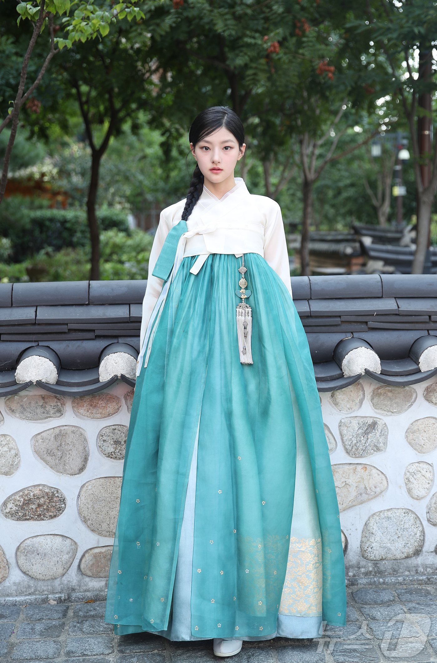 본문 이미지 - 그룹 키스오브라이프 하늘이 서울 뉴스1 인근에서 한복 인터뷰에 앞서 포즈를 취하고 있다. ⓒ News1 권현진 기자