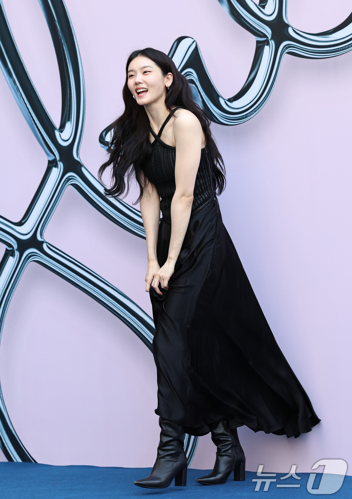 (서울=뉴스1) 구윤성 기자 = 모델 겸 배우 심소영이 4일 오후 서울 동대문디자인플라자(DDP)에서 열린 '서울 패션위크(SEOUL FASHION WEEK) 2025 S/S' 줄 …