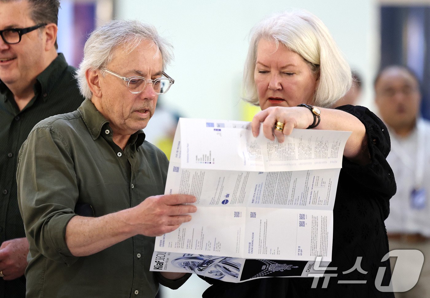 본문 이미지 - 4일 서울 강남구 코엑스에서 열린 국내 최대 미술시장인 &#39;키아프 서울 2024&#39; VIP 프리뷰를 찾은 외국인 관람객들이 갤러리 목록을 살펴보고 있다. 2024.9.4/뉴스1 ⓒ News1 박지혜 기자