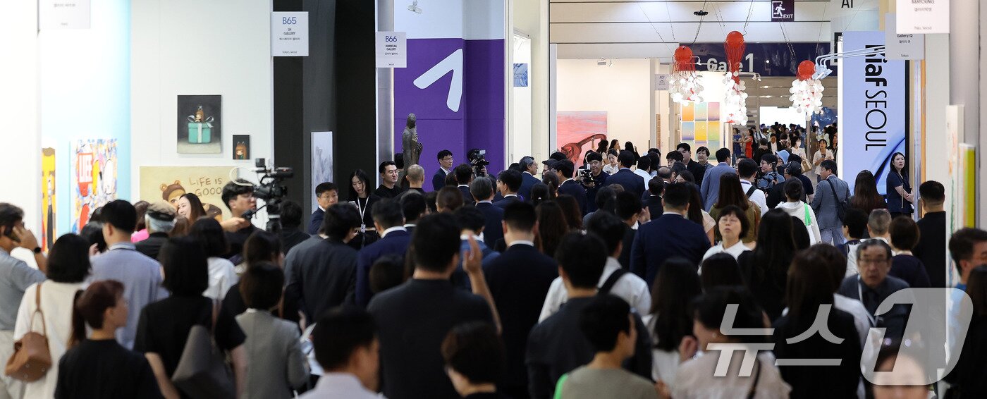 본문 이미지 - 2024년 9월 4일 서울 강남구 코엑스에서 열린 국내 최대 미술시장인 &#39;키아프 서울 2024&#39; VIP 프리뷰를 찾은 관람객들이 전시를 살펴보고 있다. 2024.9.4/뉴스1 ⓒ News1 박지혜 기자