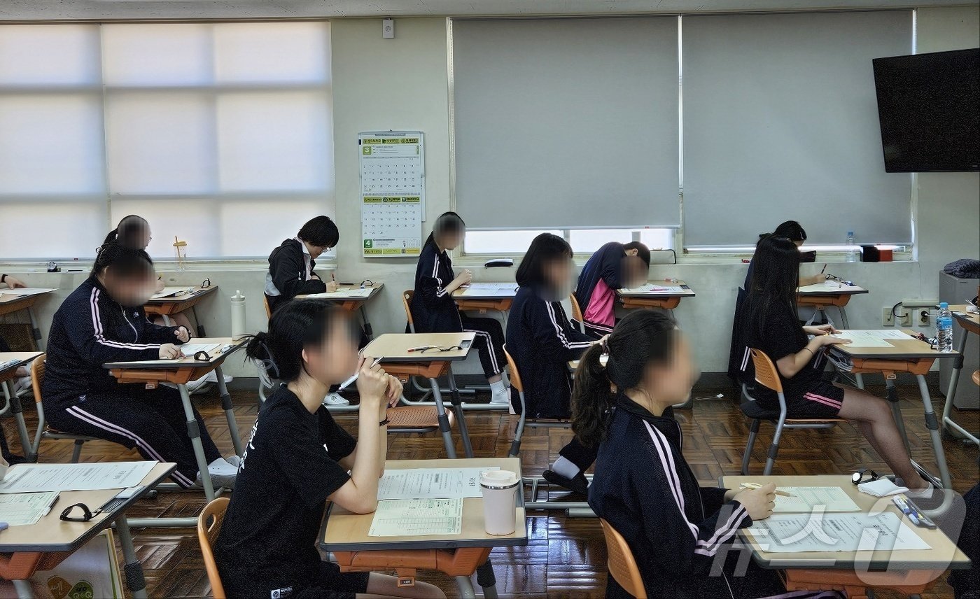본문 이미지 - 2025학년도 대학수학능력시험 9월 모의평가 시행일인 4일 부산 동구 경남여고 3학년 교실에서 학생들이 시험 준비를 하고 있다.2024.9.4/ 뉴스1 ⓒ News1 조아서 기자