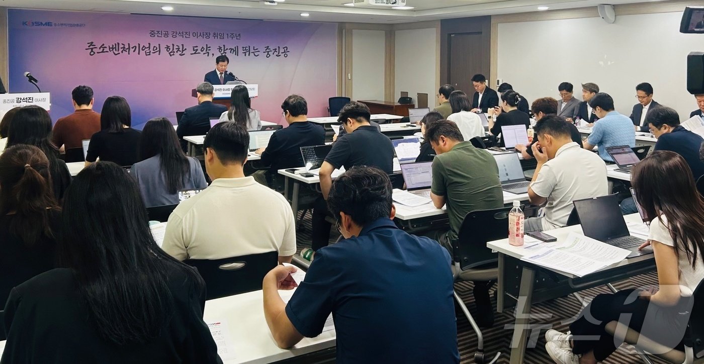 본문 이미지 - 강석진 중진공 이사장이 4일 서울 중기중앙회에서 열린 취임 1주년 기자간담회에서 발언하고 있다. (중진공 제공)