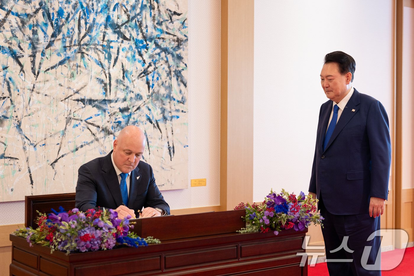 본문 이미지 - 윤석열 대통령이 4일 서울 용산 대통령실에서 열린 한·뉴질랜드 정상회담을 앞두고 크리스토퍼 럭슨 뉴질랜드 총리의 방명록 작성을 지켜보고 있다. (대통령실 제공) 2024.9.4/뉴스1 ⓒ News1 송원영 기자
