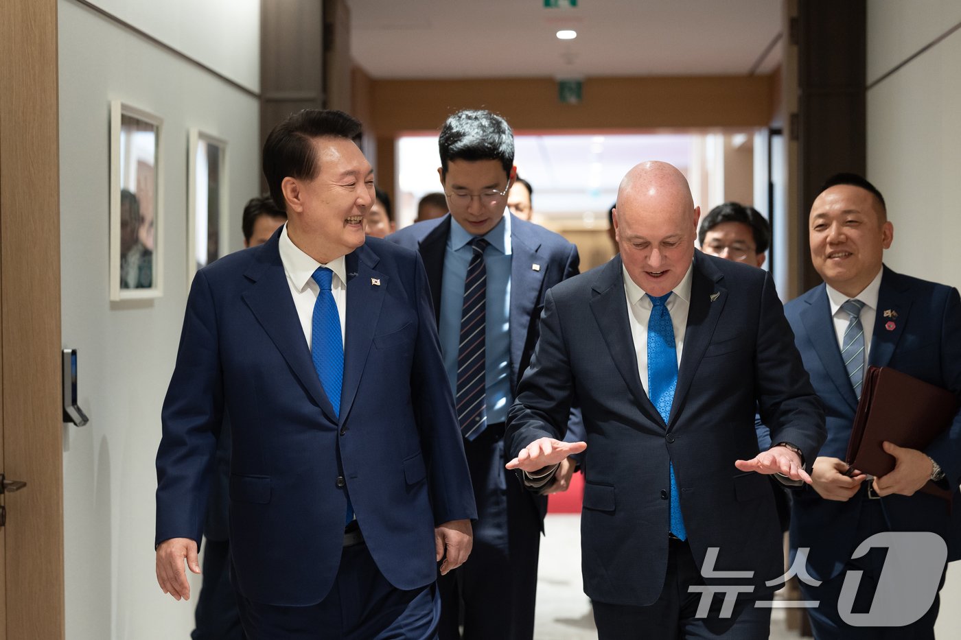 본문 이미지 - 윤석열 대통령이 4일 서울 용산 대통령실에서 열린 한·뉴질랜드 정상회담을 앞두고 크리스토퍼 럭슨 뉴질랜드 총리와 대화를 나누고 있다. (대통령실 제공) 2024.9.4/뉴스1 ⓒ News1 송원영 기자