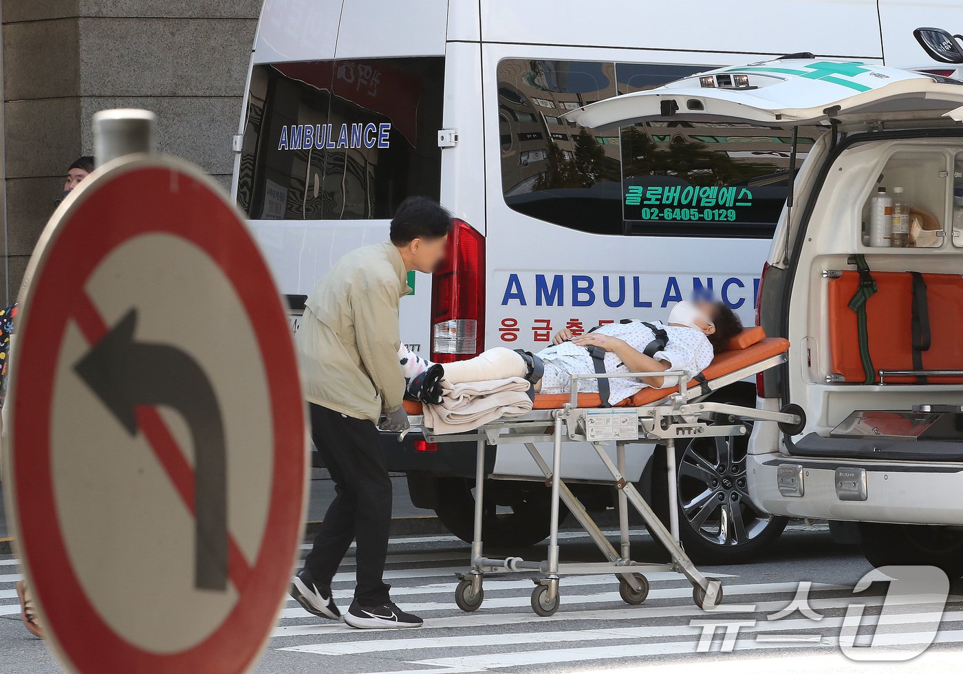 본문 이미지 - 의사 부족에 따른 응급실 의료대란에 정부가 군의관을 파견하기로 한 4일 서울 양천구 목동 이대목동병원 권역응급의료센터 앞에서 환자가 구급차로 이송되고 있다. 2024.9.4/뉴스1 ⓒ News1 임세영 기자